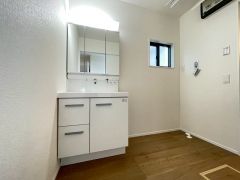 鏡の後ろはたっぷりの収納スペースを確保。いつでもスッキリと片付けることができます。