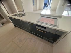 対面式カウンターキッチンでお子様の様子が見守れます。カウンタートップは耐熱性に優れており、日ごろのお掃除もふき取るだけでＯＫ。ステンレスシンクも簡単にお掃除できますよ。