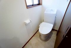 温水洗浄機付トイレです。節水機能もあるので、安心して使えますね。汚れをガードする構造でサッと一拭き、お手入れが簡単。