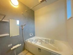 1日の疲れを癒すくつろぎのバスルーム。足を伸ばしてもゆったりと入れるサイズです。お子様と一緒にお風呂に入っても狭くないですね^^