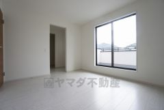 同仕様写真。住む人のこだわりを活かす洋室＾＾日当たりがよく、寝室としての利用もおすすめ。広めのクローゼットもあり荷物もすっきり片付けれ、ゆとりのある暮らしが出来ます＾＾