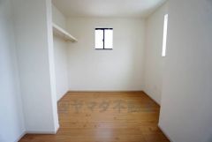 全居室にはたっぷり収納できる大型クローゼットを設置しています。窓には断熱性・保温性にすぐれ、省エネ効果のあるペアガラスを採用。冬には結露を防止します。