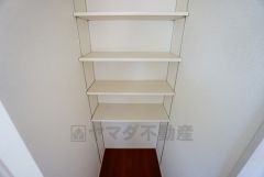 同仕様写真。キッチン横パントリー収納。食器やキッチン用品、食料品の保存に便利です＾＾高さのある物もスッキリ収納できます＾＾