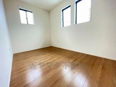 2面採光を確保した明るい室内は、風通しも良く、大変居心地の良い空間となっております。爽やかな風を感じて起きる朝は、快適生活の始まりに。