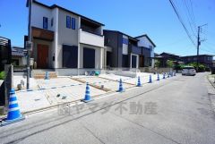 前面道路は南西側約4ｍ。駐車3台＾＾イオンモール筑紫野まで車で約13分＾＾（3.9ｋｍ）ショッピングや映画鑑賞など楽しめます＾＾