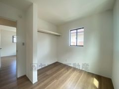 オープンクローゼットは、扉の開閉動作がないので荷物の出し入れがスムーズになります。衣類を綺麗にまとめておしゃれにまとめれば、お部屋のアクセントにもなります＾＾