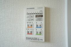 雨の日の洗濯も安心できる浴室暖房乾燥機付き浴室。リモコンで操作もボタン1つで簡単。 浴室暖房乾燥機には、暖房、乾燥、涼風、換気の4つの機能が付いています。タイマー付きです。