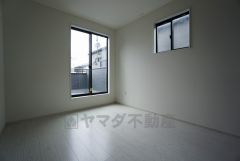 2面採光を確保した明るい室内は、風通しも良く、大変居心地の良い空間となっております。爽やかな風を感じて起きる朝は、快適生活の始まりに。