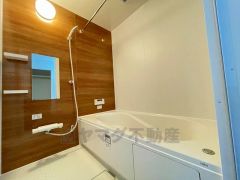 1日の疲れを癒すくつろぎのバスルーム。足を伸ばしてもゆったりと入れるサイズです。お子様と一緒にお風呂に入っても狭くないですね^^