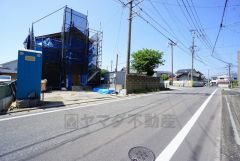 新原駅徒歩4分。コンビニまで徒歩4分。西鉄バス「新原」停まで徒歩4分。カースペースは停めやすい並列駐車2台付き。