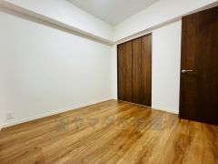 ハンガーパイプ付で散らかりがちな洋服類もきれいに整理できます。使用頻度が少ないものは枕棚の上に、足元には3段ボックスを置いて、フル活用できるクローゼットです＾＾