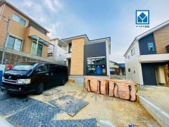 敷地面積広々52坪。カースペースは停めやすい並列駐車3台付き。アクロスプラザ篠栗まで徒歩4分。