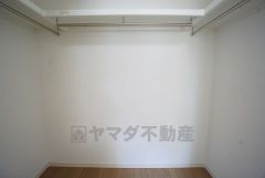 ンガーパイプ付で散らかりがちな洋服類もきれいに整理できます。使用頻度が少ないものは枕棚の上に、足元には3段ボックスを置いて、フル活用できるクローゼットです＾＾