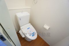 温水洗浄機付トイレです。節水機能もあるので、安心して使えますね。もちろん、1階2階の2ヶ所にトイレがあるので、忙しい朝にもゆとりができますね。