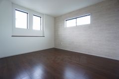 デザインクロスが洋室の雰囲気を上品に仕上げています。いつもと違う雰囲気のお部屋をお楽しみください＾＾
