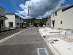 前面道路は交通量が少なく、小さなお子様がいるご家庭も安心です＾＾ カースペースは停めやすい並列駐車2台付き。