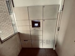24時間いつでも荷物を受け取れる宅配ボックス付き。 共働き世帯や単身の方にも非常におすすめの設備です＾＾