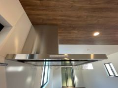 調理により発生する油煙や臭いを吸い込み、屋外へ排気してくれます。