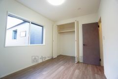 明るい洋室です。ナチュラル色のフローリングで開放的な優しい雰囲気になっています＾＾ベッドや机、ＴＶを置いてもゆとりのある広さです。