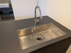 広々とした凸型シンクに洗剤ポケットを標準装備。大きなお鍋など洗いやすいです。洗剤や石鹸、スポンジもすっきりできる収納付き。