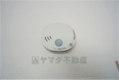 同仕様写真。火災報知器が設置されていることで、火災の発生をいち早く感知し、就寝中や留守中でも素早く危険を知らせてくれるため、家族の安全を確保し被害を最小限に抑えられます。