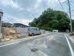 前面道路は6ｍ以上と、駐車がスムーズです。カースペースは3台付き。