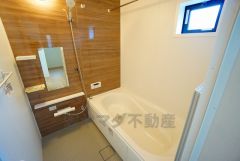 1日の疲れを癒すくつろぎのバスルーム。足を伸ばしてもゆったりと入れるサイズです。お子様と一緒にお風呂に入っても狭くないですね^^