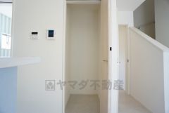 まとめ買いしてもこの収納量なら心配要らずのパントリー。調理家電や食品のストックをすっきりまとめられ、キッチン周りを広々使えます。