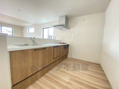 対面式カウンターキッチンでお子様の様子が見守れます。カウンタートップは耐熱性に優れており、日ごろのお掃除もふき取るだけでＯＫ。ステンレスシンクも簡単にお掃除できますよ。