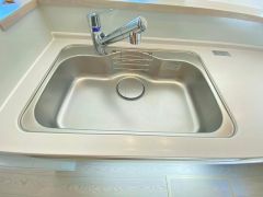 広々とした凸型シンクに洗剤ポケットを標準装備。大きなお鍋など洗いやすいです。洗剤や石鹸、スポンジもすっきりできる収納付き。