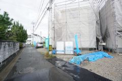 前面道路は北東側4ｍ。交通量が少ないため小さなお子様がいるご家庭も安心です＾＾駐車もスムーズですね。