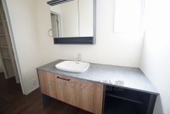 三面鏡つき洗面台。収納も一体型になっているので、ドライヤーやヘアアイロンの置き場に困りませんね。