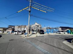 前面道路は公道南西側約5.85ｍ。車の通行がほとんどなく小さなお子様がいるご家庭でも安心して過ごせます＾＾