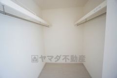 収納力豊富なウォークインクローゼット付き。洋服や小物などを1箇所にまとめて美しい収納を実現します。