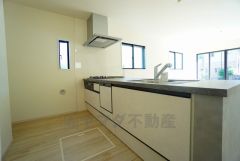 対面式カウンターキッチンでお子様の様子が見守れます。カウンタートップは耐熱性に優れており、日ごろのお掃除もふき取るだけでＯＫ。ステンレスシンクも簡単にお掃除できますよ。