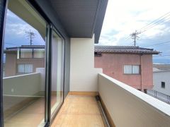 風通しも良く日当たり良好なバルコニーは、洗濯物を干すだけでなく、テーブルセットを置いて休日にブランチ、星を眺めながら晩酌もいいですね＾＾バルコニーのあるステキな生活をお楽しみください＾＾