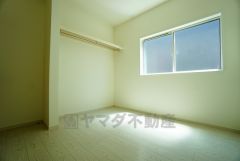 同仕様写真。オープンクローゼットは、扉の開閉動作がないので荷物の出し入れがスムーズになります。衣類を綺麗にまとめておしゃれにまとめれば、お部屋のアクセントにもなります＾＾