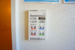 雨の日の洗濯も安心できる浴室暖房乾燥機付き浴室。リモコンで操作もボタン1つで簡単。 浴室暖房乾燥機には、暖房、乾燥、涼風、換気の4つの機能が付いています。タイマー付きです。