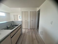 キッチン横パントリー収納。食器やキッチン用品、食料品の保存に便利です＾＾高さのある物もスッキリ収納できます＾＾