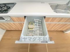 家事の時間が短縮できる食器洗浄乾燥機付。後片付けもラクラクです。 食器を洗う手間が減るので家族とのコミュニケーションの時間や自分の時間が増えますね。