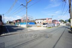こちらの前面道路は南側6ｍ、東側4ｍ。 1号棟は角地で風通し陽当たり良好です＾＾穂波東IC入口（八木山バイパス）まで車で約9分。遠出のお出かけに便利＾＾
