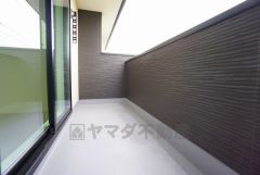 お洗濯物を干すスペースとしても十分な広さがあります。  お天気の良い日はお洗濯物がよく乾きそうな日当たり良好のバルコニー＾＾