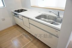 同仕様写真。対面式カウンターキッチンでお子様の様子が見守れます。カウンタートップは耐熱性に優れており、日ごろのお掃除もふき取るだけでＯＫ。ステンレスシンクも簡単にお掃除できますよ。