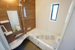 同仕様写真。1日の疲れを癒すくつろぎのバスルーム。足を伸ばしてもゆったりと入れるサイズです。お子様と一緒にお風呂に入っても狭くないですね^^