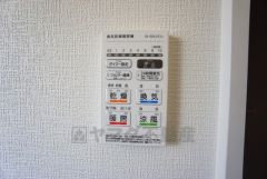 浴室暖房乾燥機には、暖房、乾燥、涼風、換気の4つの機能が付いています。タイマー付きです。