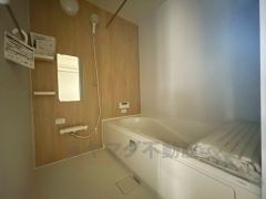 1日の疲れを癒すくつろぎのバスルーム。足を伸ばしてもゆったりと入れるサイズです。お子様と一緒にお風呂に入っても狭くないですね^^