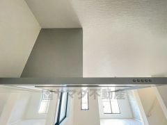 調理により発生する油煙や臭いを吸い込み、屋外へ排気してくれます。