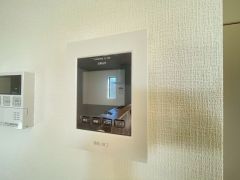 防犯性もばっちり、TVモニター付きインターフォン完備。大きなモニターで玄関先を確認できます。録画機能が付いているので不在時の訪問者も確認できて安心です^^