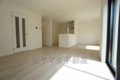 家族が集まる開放的なリビング。思い思いの時間を過ごしたり、家族みんなで食事をしたり、素敵な団らんの場になりますね。