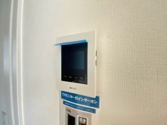 ドアを開けずに来訪者を確認できるモニター付インターフォン。見やすいカラー表示、ハンズフリータイプです。